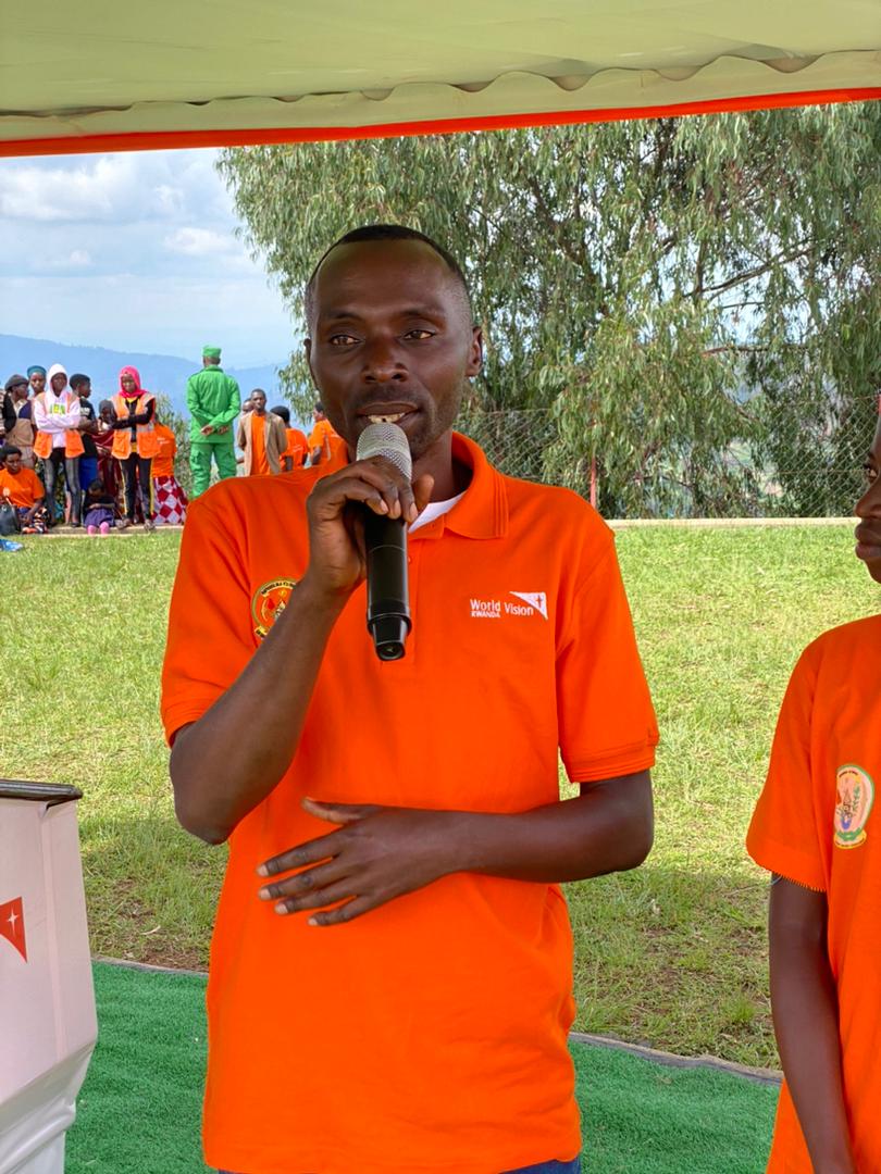 Muzungu4's tweet photo. Nkuriye Juvenal is one of the beneficiaries of Ultra-Poor Graduation Model launched by @WVRwanda in 2020, to help extremely poor families engage in a productive and resilient livelihood. "I received 60,000 Frw through the programme, rent a piece of land for 45,000 Frw and started maize growing. In the first season, i harvested 400kgs of Maize which generated 120,000 Frw". #WVRCelebratesOneMillion
#CleanWaterforAll💧