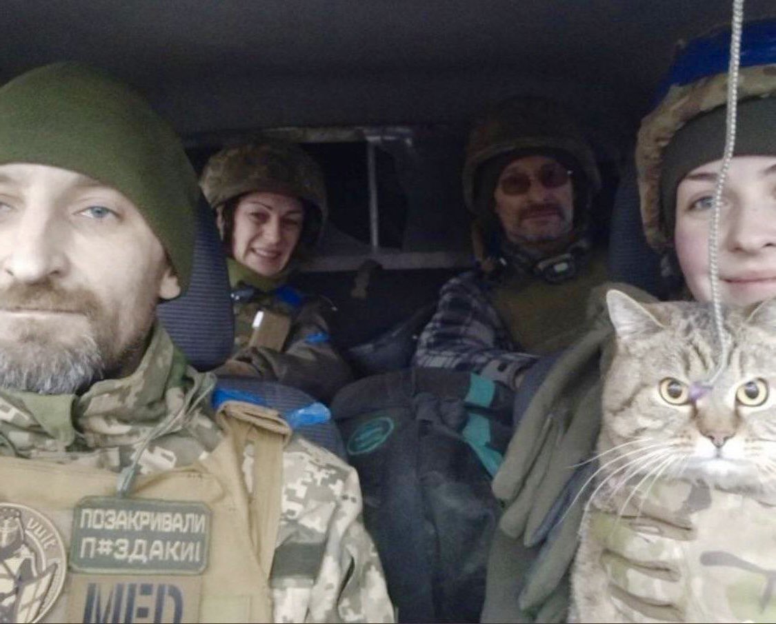 DakotaRudesill's tweet photo. Saw this epic pic again today and realized it’s mirrored. Here corrected. These are probably Ukr medical personnel - and the resolute #UkraineCat that will win this war. #Ukraina #UkraineRussiaWar #UkraineWillWin @Ukraine @ZelenskyyUa https://t.co/b8wA38vRWy