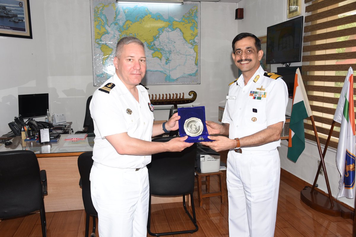 FNS Lorraine which recently participated in #sudanevacuation was on good will visit to #Kochi fm 03-07 May 23.On arrival,warm welcome was accorded by #IndianNavy. Capt Xavier Bagot, CO Lorraine called on Cmde Sumeet Kapoor,CSO(Ops)#SNC & discussed issues of #maritime interest(1/2