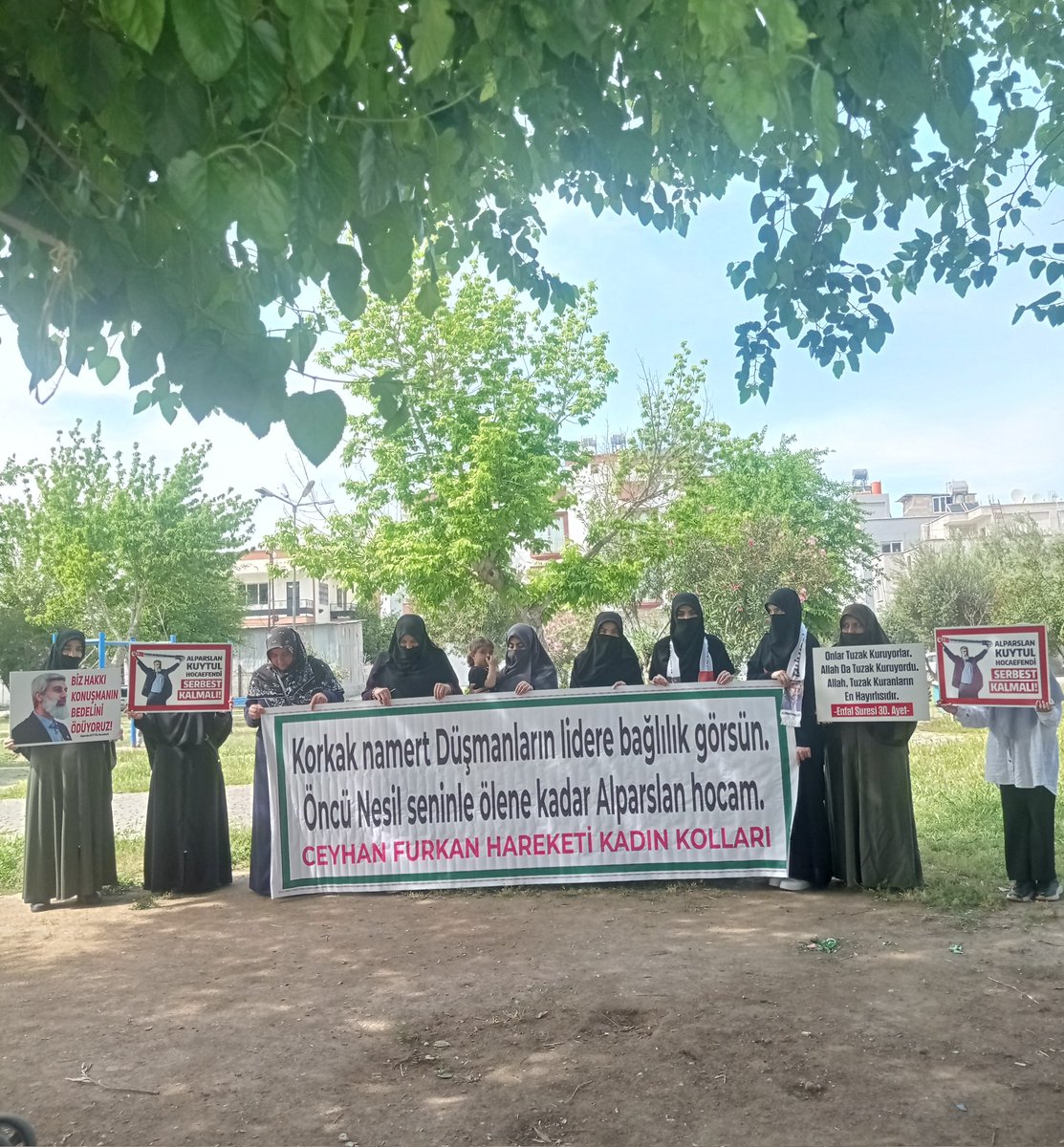 ElifGne82249549's tweet photo. Adalet Gelene Dek Mücadelemiz Devam Edecek! 

Ceyhan Furkan Hareketi mensupları olarak iftiralarla tutuklu bulanan Alparslan Hocamız ve 4 kardeşimizin tahliyesi için  #AdaletBekleyişi gerçekleştirdik. 

@FurkanDerCeyhan 
@furkanhareketTT https://t.co/ehzrhU666d