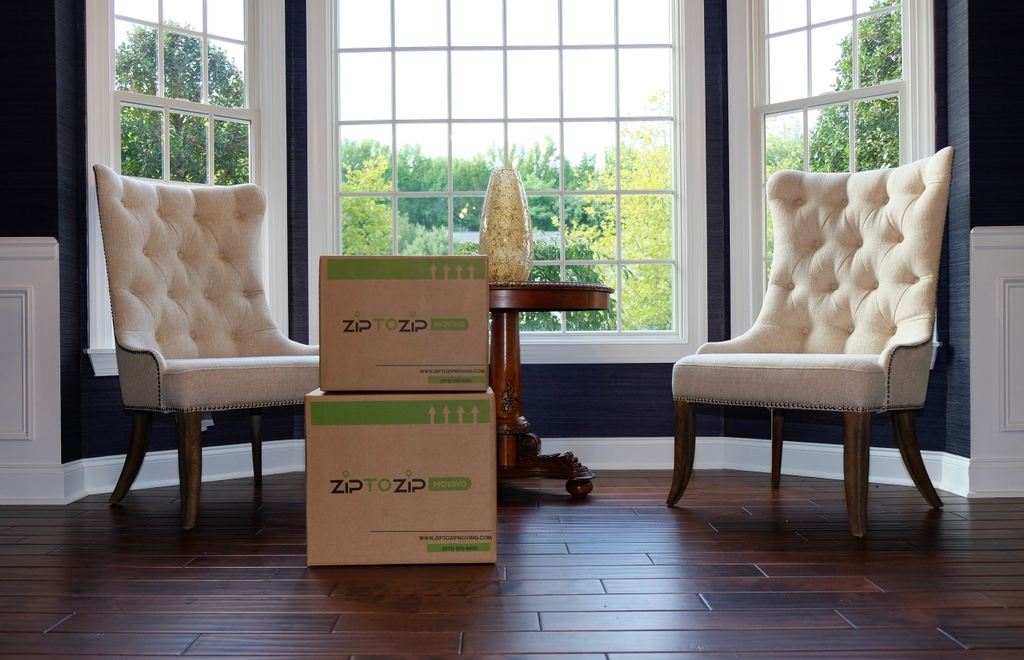 ZiptoZipMoving1's tweet image. 📌We'll make sure your most precious items get to your new home safe and sound. 🏡😊

#furniture #saferelocation #packing #truck #boxes #bestNJmovingcompany