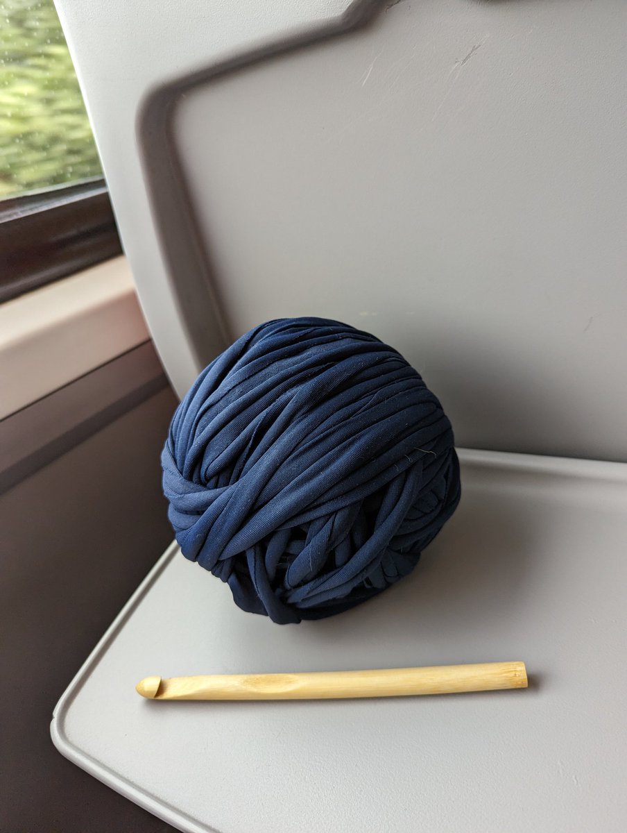 On my way to London to speak about the work of @thread_republic, Mend Assembly and Stitch Department in Westminster tomorrow @FashionAPPG .
Thanks to @FashionRoundTab and @ManMetUni for inviting me! I've got two hours of sitting down, so let the fabric-necklace-making commence!