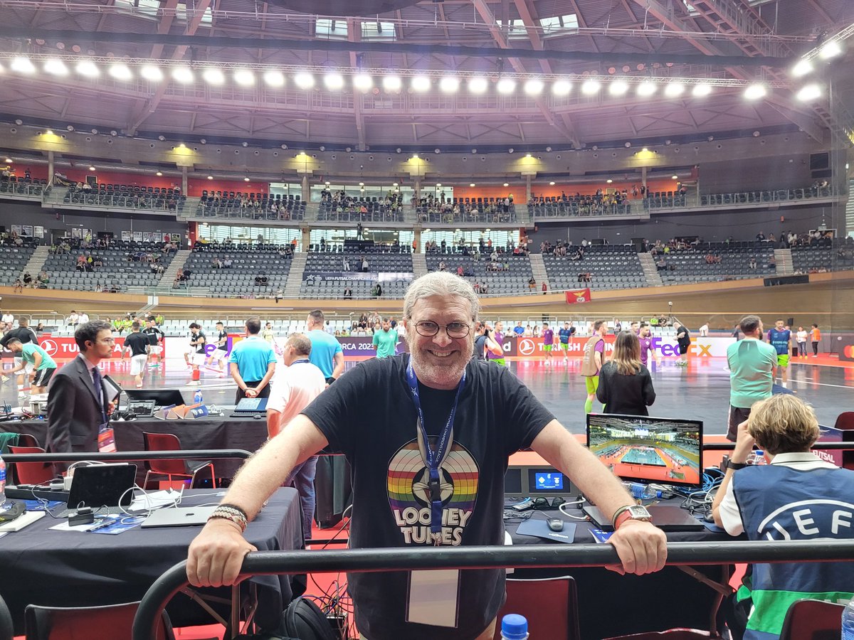 juanjosunyer's tweet photo. Crec que els companys d' @EsportsIB3 d' @IB3radio @GabrielForteza i @MartaSanpas13 a càrrec de la retransmissió de la victòria del @PalmaFutsal a la #FinalFour , i la resta de companys del departament que han informat d'una fita esportivament històrica, mereixen un gran 👏👏👏 https://t.co/JIxhzIINeV