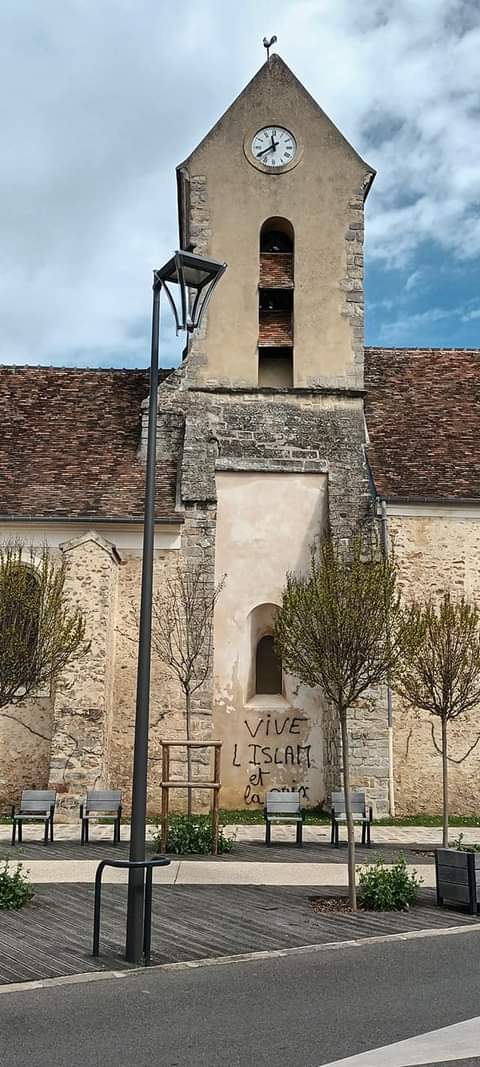 AmauryBucco's tweet photo. 🔴 @Cnews |  « Vive l'islam et la paix » : l'auteur présumé des tags inscrits sur l'église de Lieusaint, ainsi que de plusieurs tags (étoile de David ou croix gammée) inscrits sur des monuments aux morts, banques ou musée du département de Seine-et-Marne a été interpellé ce dimanche 7 mai, vers 2h45 du matin, à son domicile de Moisenay (juste à côté du château Vaux le Vicomte). 

Outre les nombreux graffitis, il serait à l'origine de l'incendie d'un dépôt de bus publics "Transdev - Ile de France Mobilité", qui a ravagé dix véhicules, ainsi que de l'incendie d'une station Totale, qui a détruit les quatre pompes à essence, quelques jours plus tôt, a appris @Cnews de source policière.

Des bidons d'essence ont par ailleurs été retrouvés dans sa voiture, devant son domicile. Selon un commissaire interrogé par @Actu17, le suspect a immédiatement reconnu les faits (les tags + les incendies). 

Sur son profil: il s'agit d'un certain Aribé El M., âgé de 46 ans, de nationalité française, artisan indépendant de profession, connu de la police pour près d'une vingtaine de faits, indique une source proche de l'enquête.

Apparemment déséquilibré, ce dernier aurait été pris en charge dans un hôpital psychiatrique, indique @Actu17 . Ce qui voudrait dire qu'il pourrait être considéré juridiquement et pénalement comme irresponsable. La question de ses motivations et du choix de ses cibles demeurent.