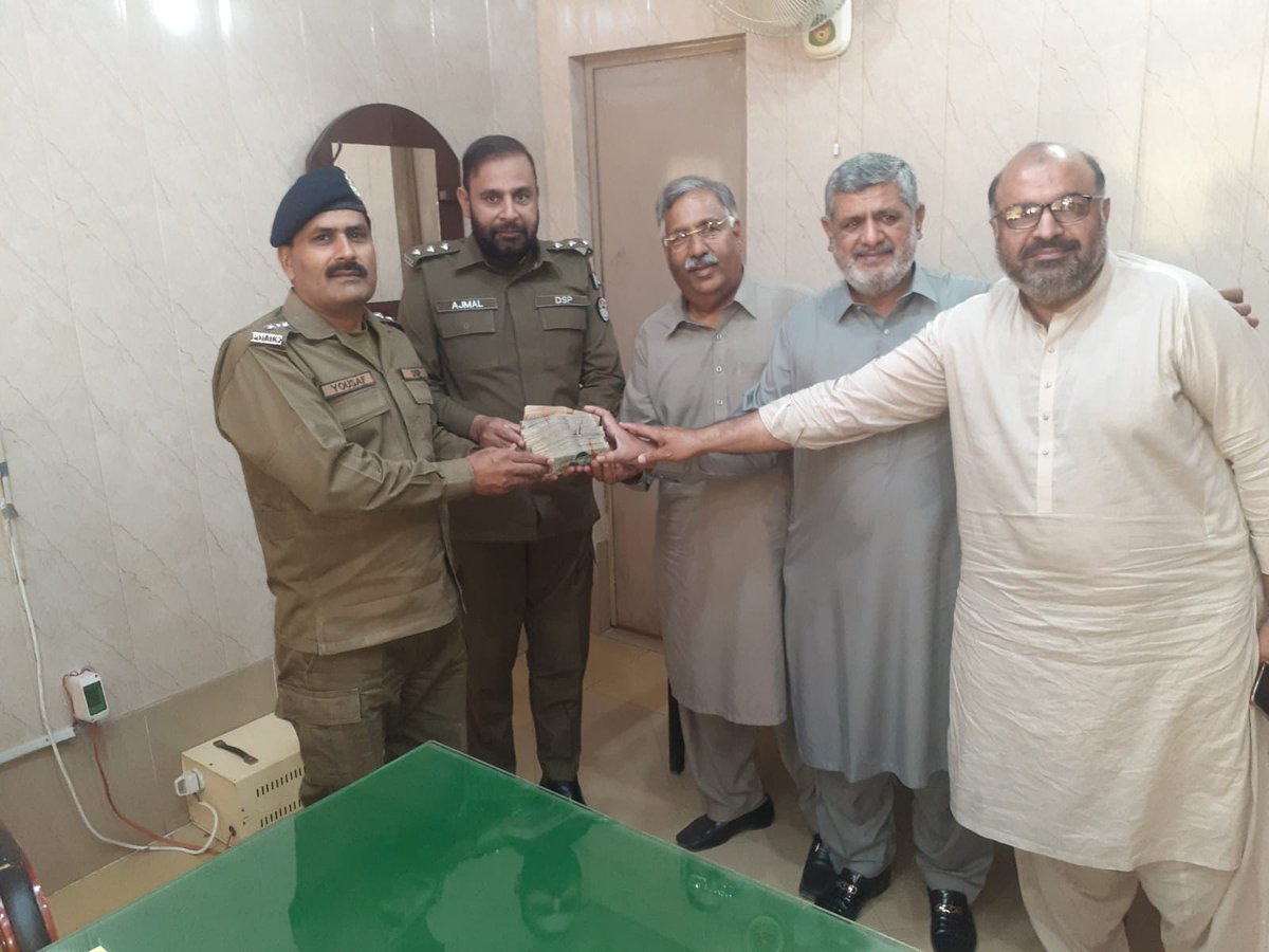 okarapolice's tweet photo. تھانہ اے ڈویژن پولیس کی بروقت کارروائی 
اوکاڑہ کے معروف تاجرکی دوکان سے 12لاکھ 50ہزار روپے کیش چوری کی بڑی واردات چند گھنٹوں میں ٹریس آوٹ مرکزی ملزم گرفتار،100فیصد برآمدگی مالکان کے حوالے۔
#PunjabPolice#
 #ViralOkara
 #PunjabPoliceLovers #TopTrend #rposahiwal https://t.co/mXVALDP5iP