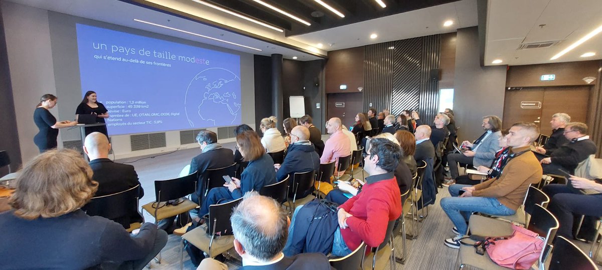MEDEFLM's tweet photo. [Carnet de voyage - #LearningExpedition] Visite de @e_estonia briefing center pour une matinée autour de la e-gouvernance et des services gouv. digitalisés. Une rencontre avec @Cleveron_Robots pour voir le futur du click&amp;collect. @orpin_yann @ArnoCouzin @LaurentSTOCK @natif_app https://t.co/zLdcbye4tM