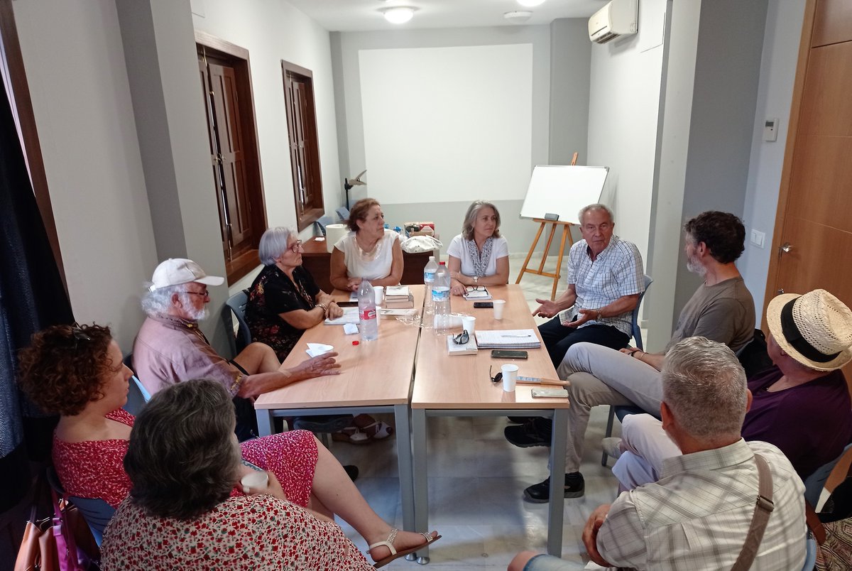 El pasado viernes día 5 tuvo lugar la última reunión antes del verano del Club de Lectura “Las Mariposas del Alma”, donde comentamos, y como siempre debatimos posturas sobre el libro INTEMPERIE de Jesús Carrasco.#bibliotecagelves #clubdelectura #lasmariposasdelalma