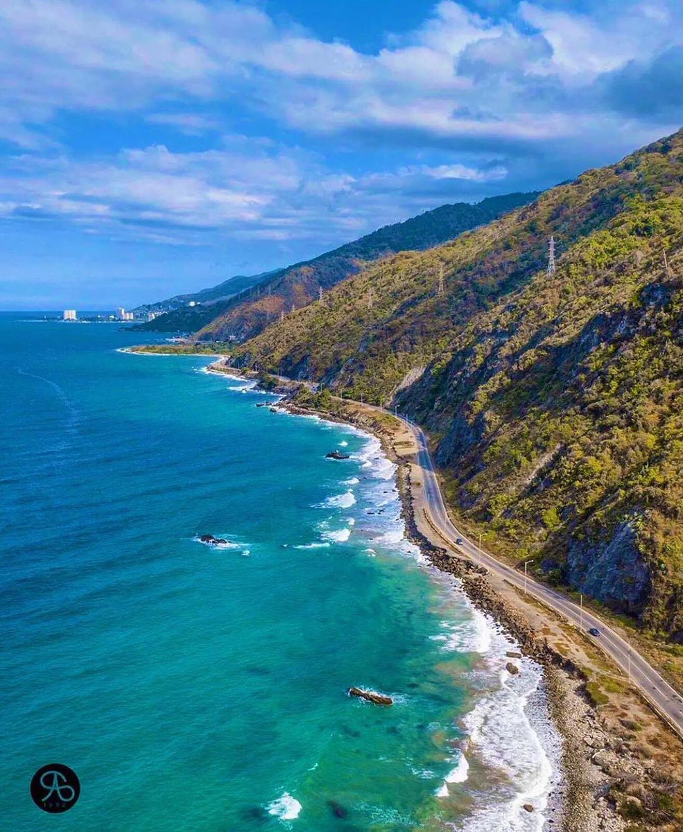 GianlucaCoccon1's tweet photo. Hermosa panorámica 
Tramo CARRETERA DE LA COSTA vía NAIGUATÁ entre el Cerro EL AVILA y el CARIBE 🇻🇪🇻🇪🇻🇪🇻🇪🇻🇪🇻🇪🇻🇪🇻🇪🇻🇪🇻🇪🇻🇪
📸 @visualsaab https://t.co/TO6MpzNEN8