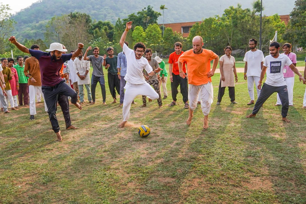 ishafoundation's tweet photo. In March 2023, over 300 #Sadhanapada Alumni came together to intensify their sadhana practice through the #SadhanaIntensive program, exclusively available to those who have completed Sadhanapada. Over a period of two months, they dedicated themselves to seva and received support for their practices through review sessions, guided practices, opportunities for silence, and much more.

Participants also had the opportunity to learn Indian classical music and Kalaripayattu (an ancient form of martial arts), with Isha Samskriti.

Yogasanas review sessions were conducted by trained Hatha Yoga teachers where participants received detailed one-on-one feedback on their practices.

Monthly meetings were a time for everyone to come together and share their experiences, play games, watch exclusive videos of Sadhguru, and deepen their sadhana.
#IshaYogaCenter #Transformation