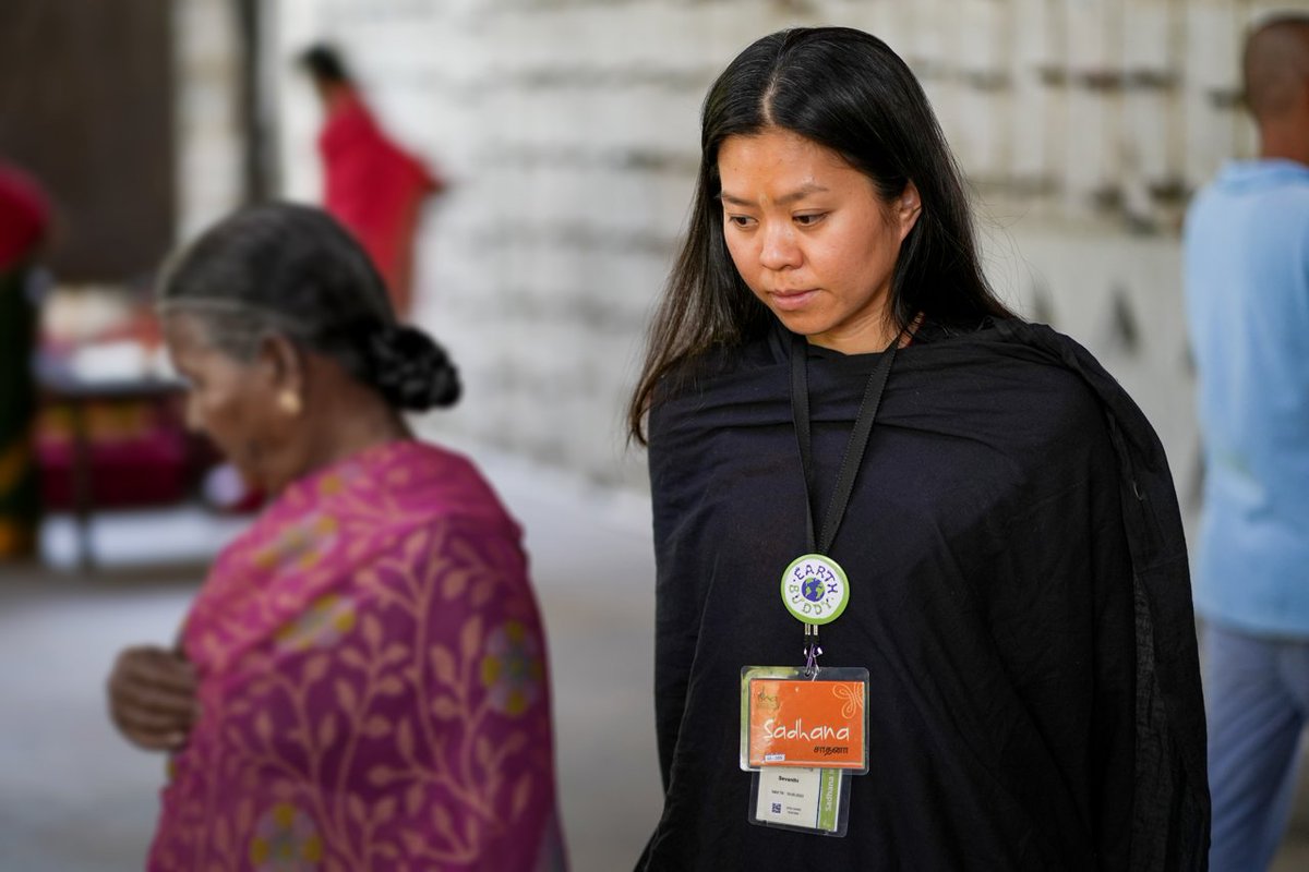 ishafoundation's tweet photo. In March 2023, over 300 #Sadhanapada Alumni came together to intensify their sadhana practice through the #SadhanaIntensive program, exclusively available to those who have completed Sadhanapada. Over a period of two months, they dedicated themselves to seva and received support for their practices through review sessions, guided practices, opportunities for silence, and much more.

Participants also had the opportunity to learn Indian classical music and Kalaripayattu (an ancient form of martial arts), with Isha Samskriti.

Yogasanas review sessions were conducted by trained Hatha Yoga teachers where participants received detailed one-on-one feedback on their practices.

Monthly meetings were a time for everyone to come together and share their experiences, play games, watch exclusive videos of Sadhguru, and deepen their sadhana.
#IshaYogaCenter #Transformation