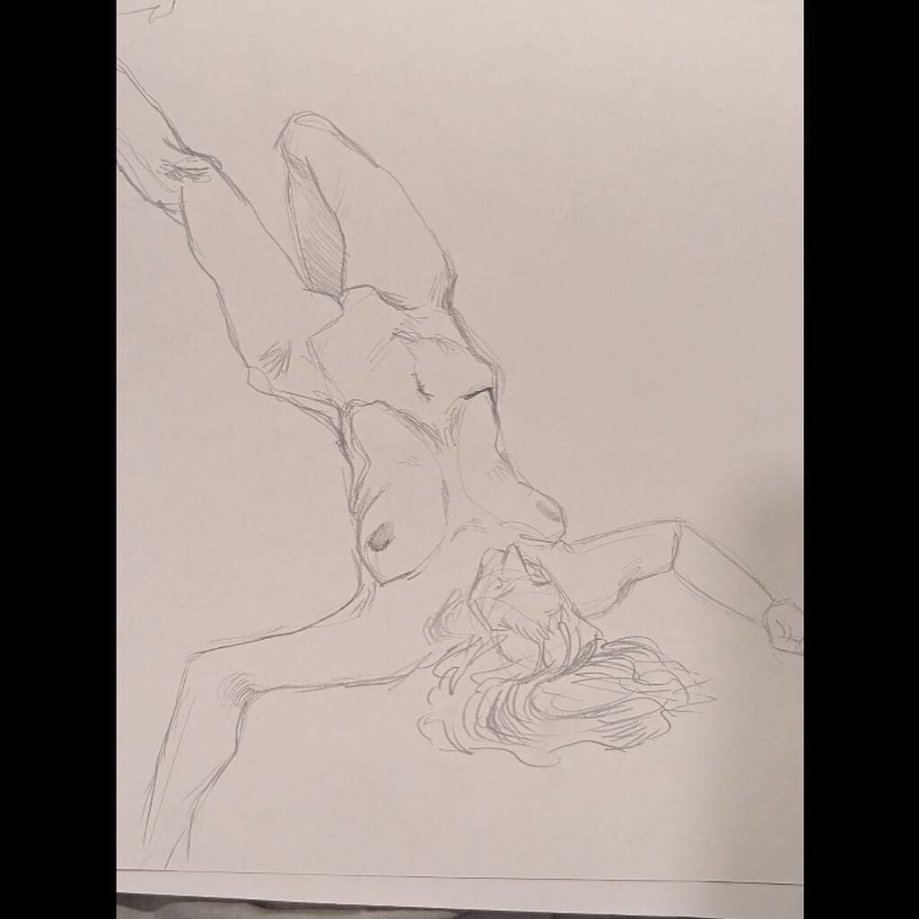 GLifedrawing's tweet photo. Some of Saturdays quick poses! Thank you @lidavzak for posing for us! #lifedtawing #surreylifedrawing #guildfordlifedrawing #wokinglifedrawing #godalminglifedrawing #surreyarts #guildfordarts #lifedrawing https://t.co/vVD1scjgsb