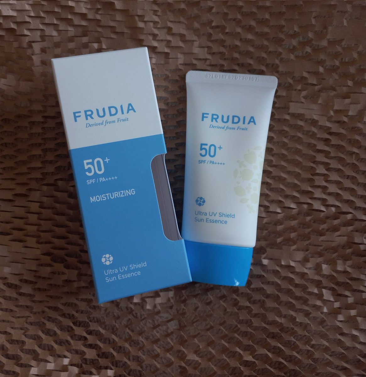 mayviilr's tweet photo. спф крем-эссенция Frudia Ultra UV Shield Sun Essence  [ он лёгкий, выбеливать не должен ] https://t.co/YMaqDYqojx