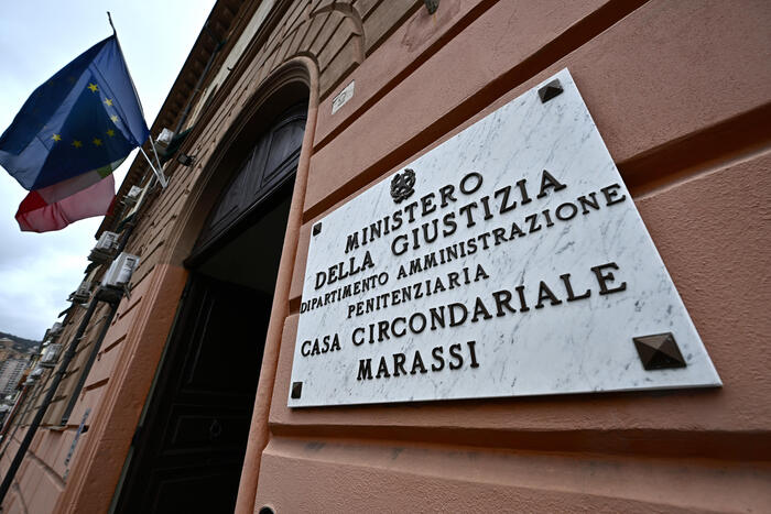 Marcel_Bel89's tweet photo. Detenuto cerca di evadere dal pronto soccorso del San Martino https://t.co/NGW85F8zLV https://t.co/U68Mkixeao