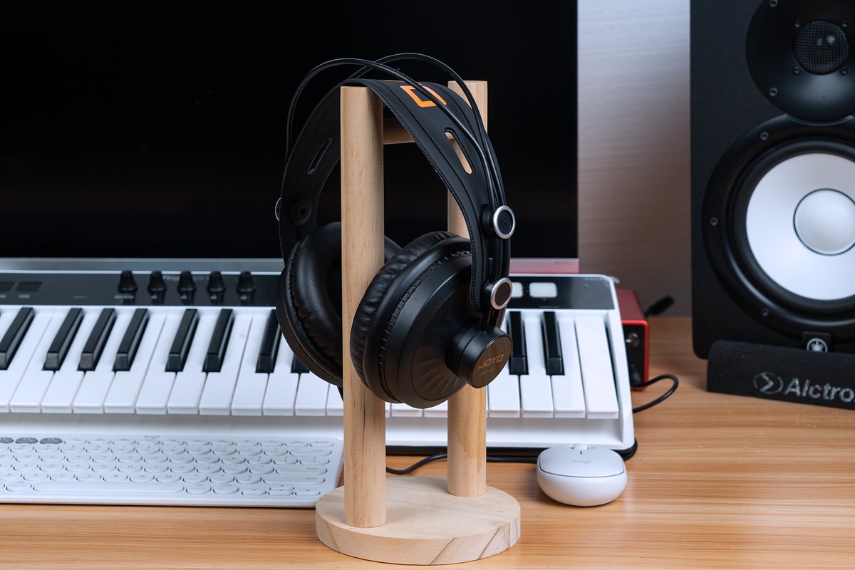 JMH-02 Professional Monitor Headphones deliver high resolution and well-balanced sound, with rich treble, smooth mids and clear bass. Closed-back design eliminates background noise effectively, facilitating monitoring. Black and orange JOYO logo, soft and comfortable.