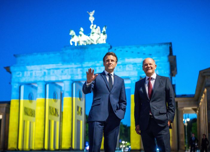 timand2037's tweet photo. 78 years later, look what's come back to #Berlin and to the #Brandenberg gate. Glory to the #Banderists! https://t.co/VqvQ84Rjsy