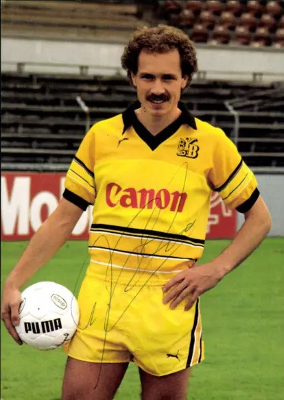 The oldest football shirt in my collection - 1981 / 82 BSC Young Boys Home shirt by Puma 😍💛🖤

Definitely from a time when shorts where short shorts!

What's the oldest shirt in your collection?

#ybforever #ybmeister2023