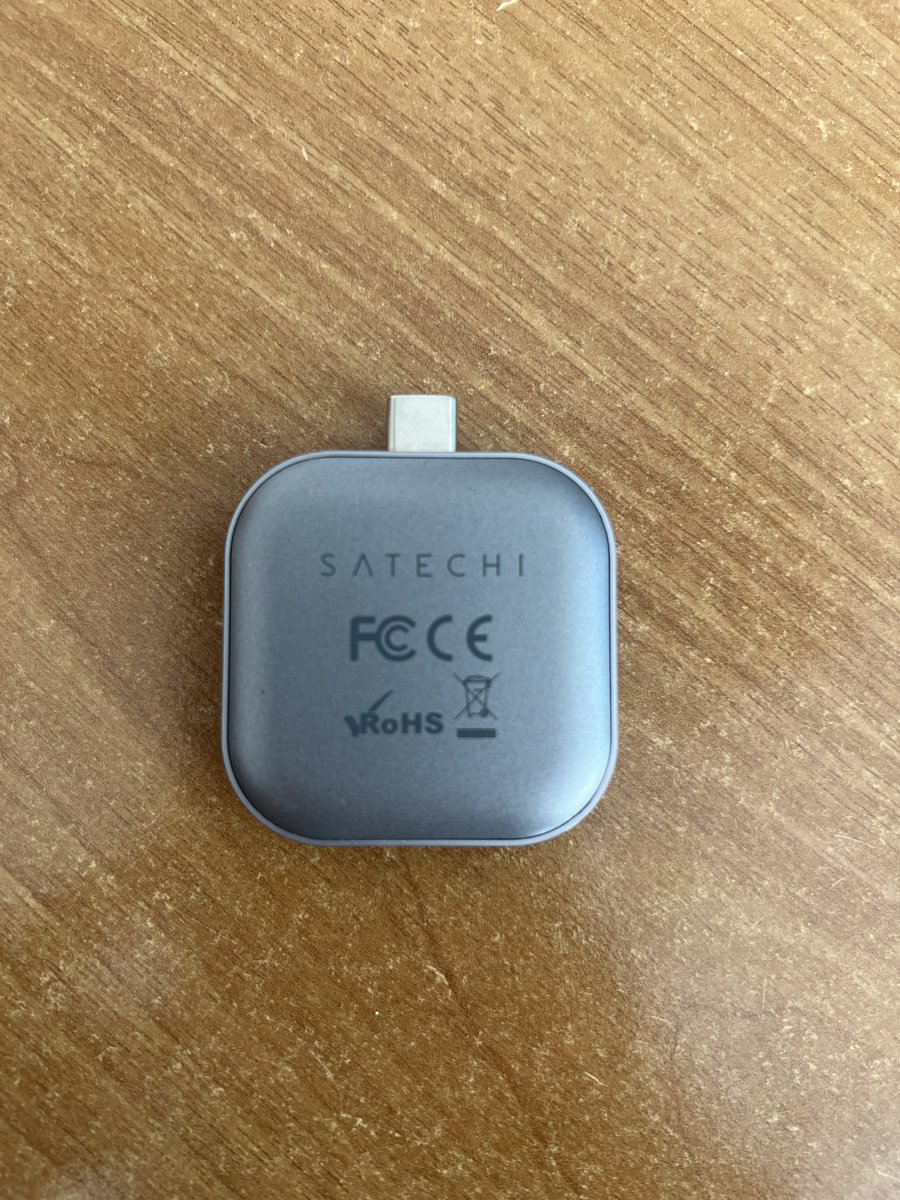 deborag90's tweet image. Stanotte il mio AW non si è caricato, probabilmente posizionato male sulla basetta. Grazie a questo prodotto che ho sempre con me ho subito rimediato in ufficio! #Satechi #AppleWatch