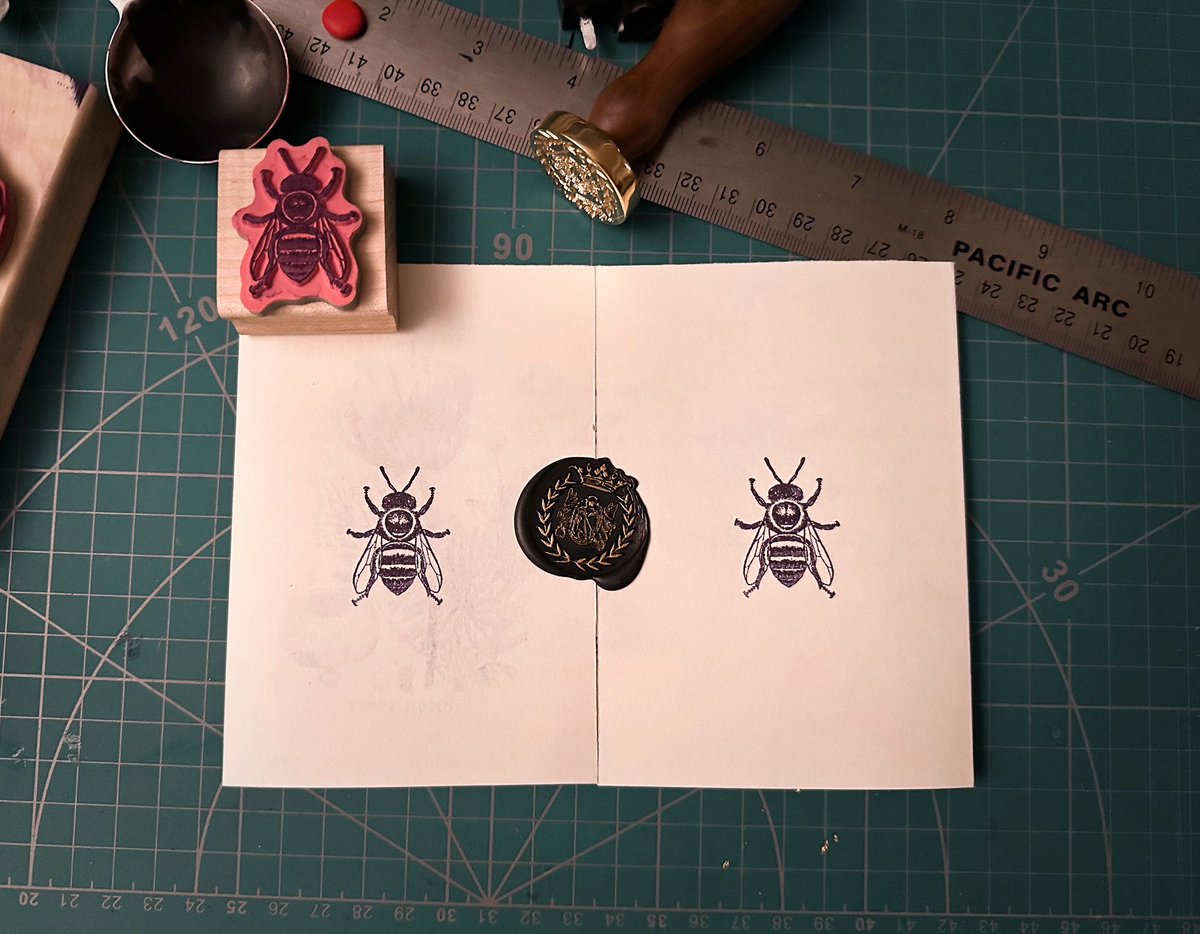 TasuFox's tweet photo. Letter art, looks like a sealed gate in a way 🐝 https://t.co/Hz0lGvHEbs