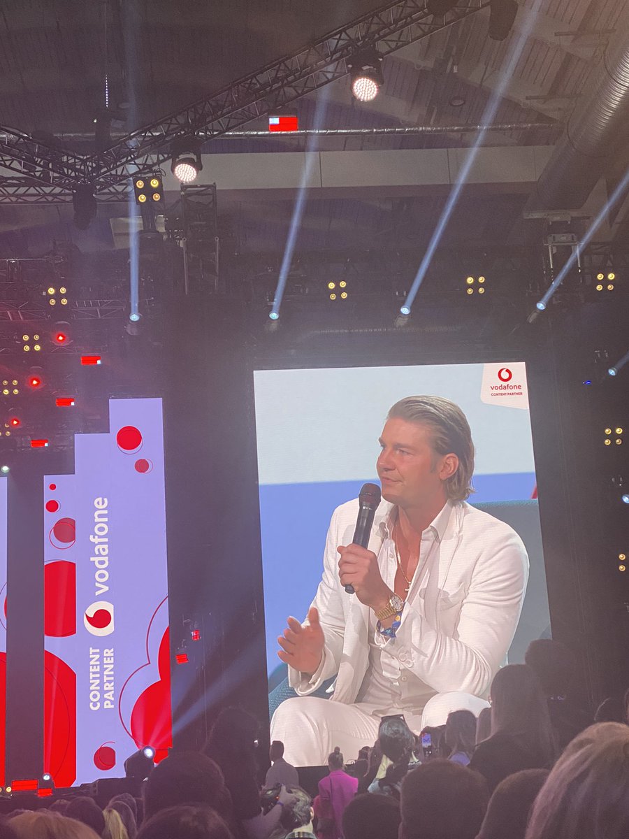 Erste Insights von der #OMR23:
Jeremy Fragrance macht Liegestütze auf der Bühne und hat drei ultimative Tipps:
1. Mach aus dir ne Brand
2. Resolve Core Problems
3. Hab n geilen inneren Dialog
#omrfestival #marketinginsights #PersonalBranding