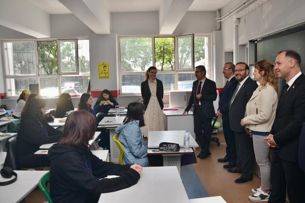 UskudarKaymakam's tweet photo. Kaymakamımız Sn.Adem Yazıcı, Üsküdar Ahmet Ratıp Paşa Güzel Sanatlar Lisesi'ne bir dizi ziyaret gerçekleştirerek sevgili öğrencilerimiz ve değerli öğretmenlerimizle bir araya geldi. https://t.co/BtsYOnqNMD