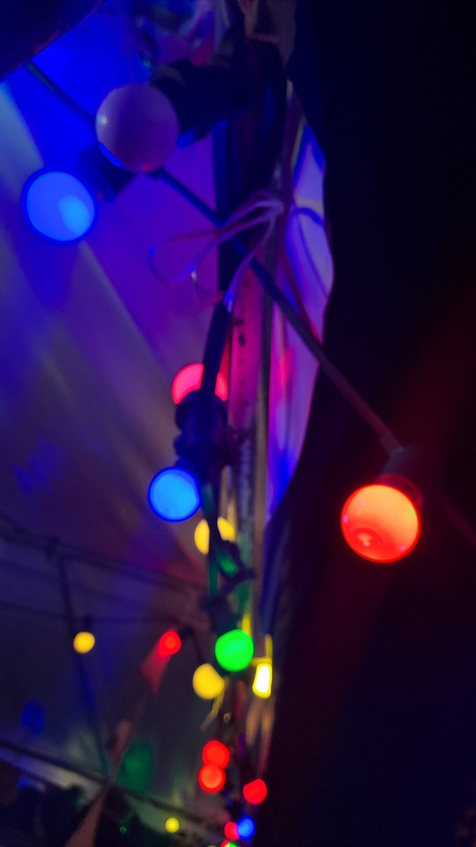 Drawoua's tweet image. Avec Gilles Servat " Le monde était celtique " pour l'anniversaire des copains de la ferme bio de Veloux. Conf, théatre, concert #festnoz. Chant à danser, danses à boire, tournées de crêpes à gogo et même deux kost ar c' hoed dans les pattes à Muzillac! instagram.com/reel/Cr8Q5XVqJ…