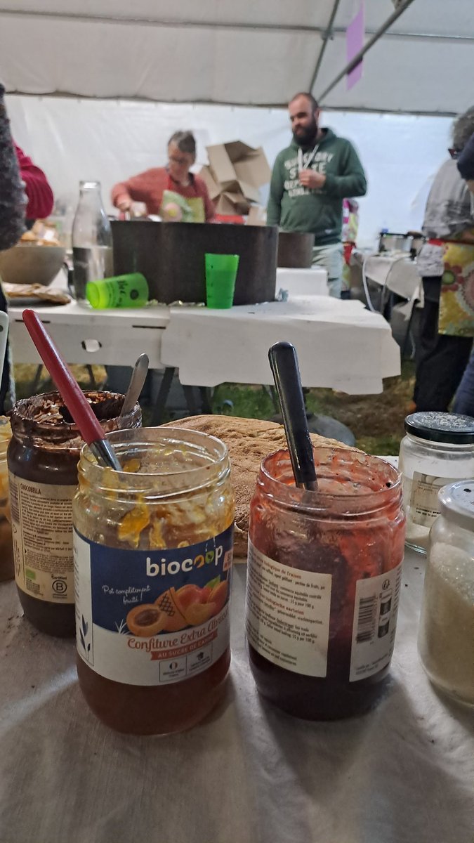 Drawoua's tweet image. Avec Gilles Servat " Le monde était celtique " pour l'anniversaire des copains de la ferme bio de Veloux. Conf, théatre, concert #festnoz. Chant à danser, danses à boire, tournées de crêpes à gogo et même deux kost ar c' hoed dans les pattes à Muzillac! instagram.com/reel/Cr8Q5XVqJ…