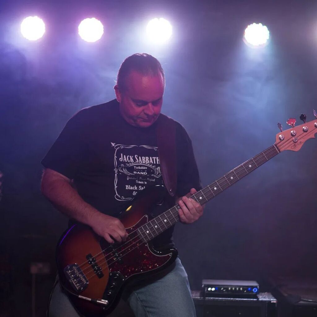 At this moment, Neil was hiding in a giant pizza box.... 

#like #RocknRoll #HeavyRock #gibson #TonyIommi #BillWard #guitarplayer #bands #instamusic #singer #GeezerButler #WarPigs #metalhead #GodsOfMetal #masterofreality #classicrock #Sabbath #snowblind #RockBand #randyrhoad…