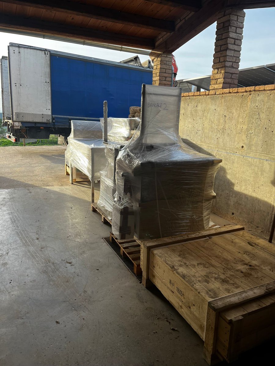 MataderosMovile's tweet image. Enpieza el montaje de otro #matadero rural..!!! 😉😉👍👍 esta vez es de #pollo 🐓🐓🐓 
Otro ganadero que va ofrecer sus productos al cliente final.  #proximidad #rural #somosrurales #ganadero #pollocampero