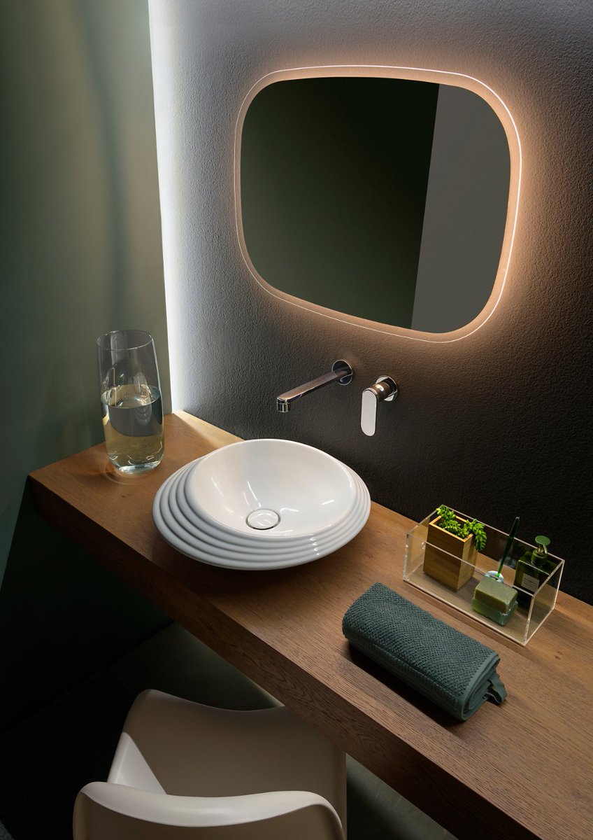 FlaminiaDesign's tweet image. Il rilievo ceramico sul bordo a sezione variabile del lavabo Spire+, disegnato da Elena Salmistraro, ne enfatizza le linee organiche e il richiamo alla conchiglia, elemento naturale che ne ha ispirato il concept. 👉bit.ly/3HQIbz8

#ceramicaflaminia  #washbasindesign