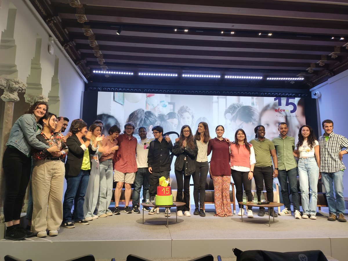 voluntaris_cat's tweet photo. 🟢 Recuperem algunes imatges de l'acte que dijous vam compartir amb tota la família d'@AfevCat per celebrar el seu 15è aniversari.
Moltes gràcies per comptar amb la #FCVS, sou tot un referent de #mentoria a Europa!
#afev #15anysAFEV https://t.co/HqxcDJWSuj