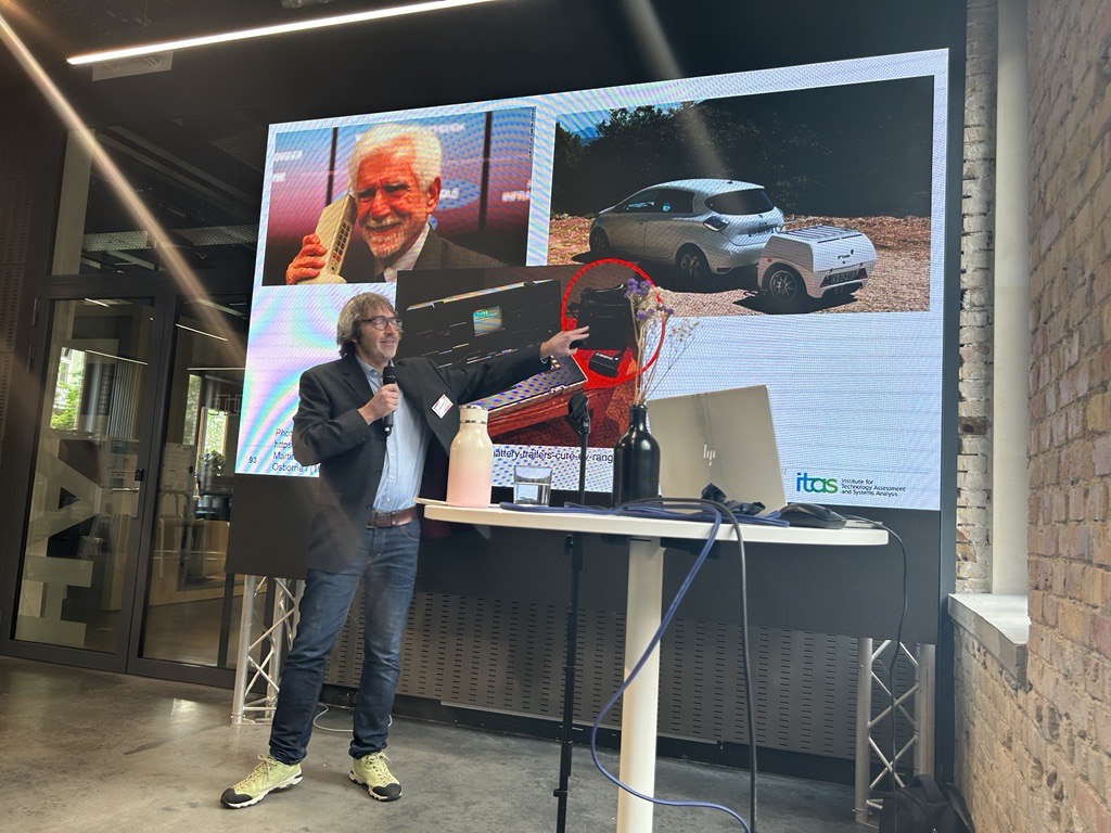 ITAS_KIT's tweet photo. "When we think about the sustainability of batteries we have to think about the whole life cycle" - Keynote by Marcel Weil (ITAS/@KITKarlsruhe) at #SAM17 in Karlsruhe. 🔋 ♻️
#SustainableBatteries #CircularEconomy #LCA #Ecodesign https://t.co/SehDxMwBWI