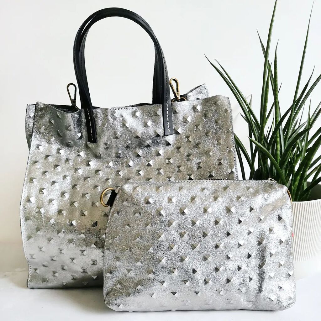 LiveLagom's tweet photo. Back to work after a royally fabulous weekend 💖
The Monaco Bag Set helps to hang on to some of the glitz and glamour while also holding the packed lunch 😉🌿
.
.
.
#leatherhandbag #metallicbag #silverbag #handbag #officewear #sustainablefashion #lagom … https://t.co/b04ht2r1Js https://t.co/vqOBXFwbZE