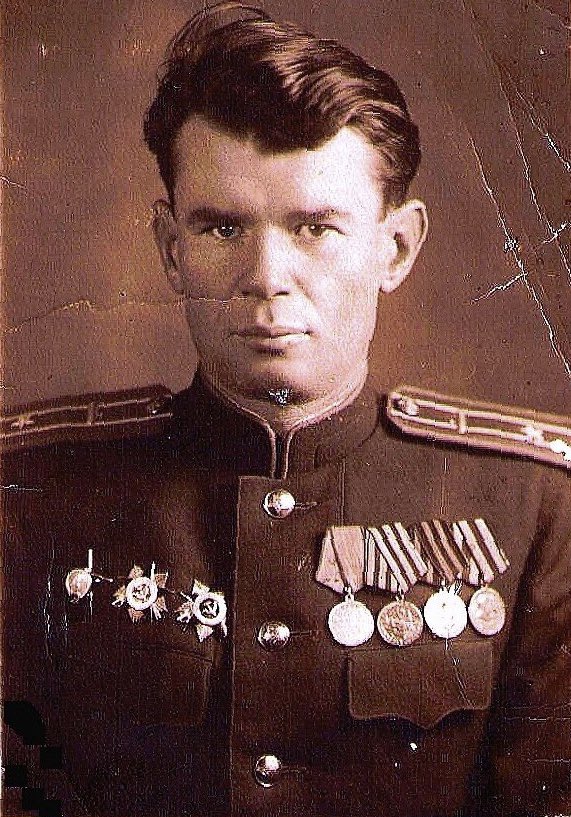 xfedorova's tweet photo. Sur la photo, mon grand-père Boris, qui, parmi des millions d'autres Russes, s'est battu contre l'Allemagne nazie.  Il a été blessé près de Prague, à quelques centaines de kilomètres de Berlin.  Le grand sacrifice de tout le peuple soviétique ne sera jamais oublié.  Le 9 mai sera toujours le Jour de la Victoire, peu importe le nombre de tentatives de réécriture de l'histoire - la vérité est toujours conservée au sein de chaque famille. #9mai