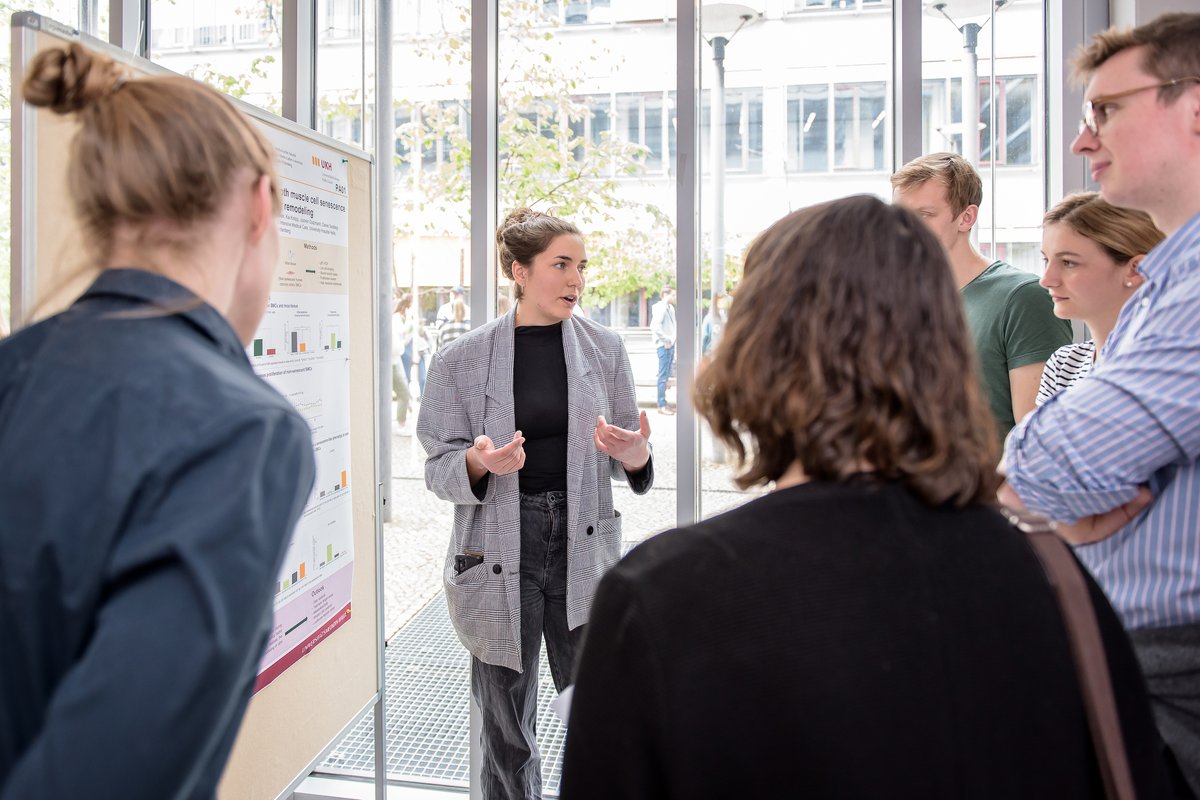 unimedizinhalle's tweet photo. Zusammenrücken, Kooperations-Potentiale aufdecken &amp; wissenschaftlichen #Nachwuchs sichtbar machen: Mehr als 200 Teilnehmende nutzten den 8. #Forschungstag der Medizinischen Fakultät @unimedhal @UniHalle, um die Ergebnisse ihrer #Forschung zu präsentieren.

https://t.co/fb8lKnvLTF https://t.co/YLadF6G41F