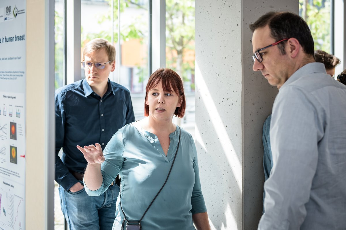 unimedizinhalle's tweet photo. Zusammenrücken, Kooperations-Potentiale aufdecken &amp; wissenschaftlichen #Nachwuchs sichtbar machen: Mehr als 200 Teilnehmende nutzten den 8. #Forschungstag der Medizinischen Fakultät @unimedhal @UniHalle, um die Ergebnisse ihrer #Forschung zu präsentieren.

https://t.co/fb8lKnvLTF https://t.co/YLadF6G41F
