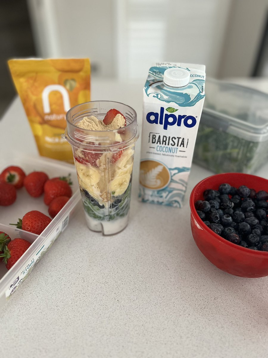 The ticket to nutritious, liquid paradise 🏝️🍌🍓🍃🫐 #SipSipHooray #Smoothie #BreakfastSmoothie #Maca #Coconut #FuelYourDay @Naturya @Alpro