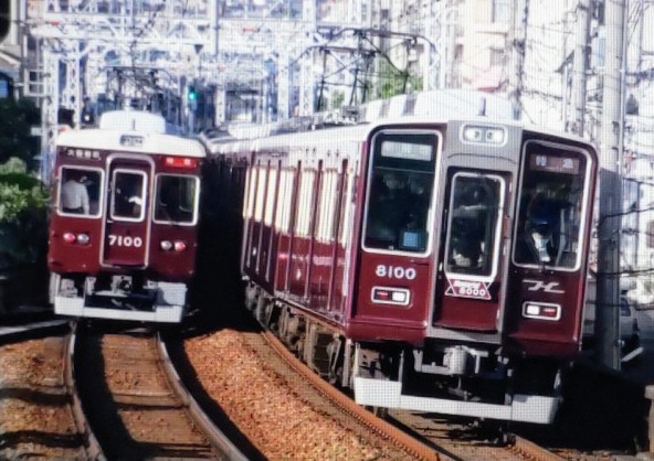 wing9300's tweet photo. 王子公園で7000&8000の離合
#7000F
#8000F
#被りか並びか
#阪急電車 https://t.co/f6CSdO2u8U