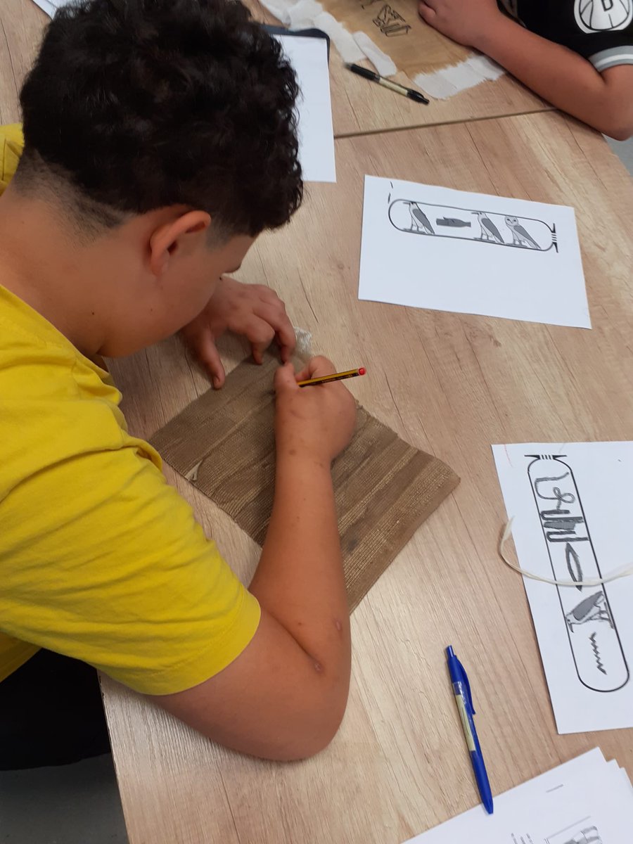 UECPNOLLEIDA's tweet photo. A la UEC estem fent un nou Projecte, l'Antic Egipte. Hem fet diferents activitats relacionades,  com per exemple aquests papirs tan originals a plàstica i la visita a l'exposició Faraó al Caixafòrum. #alauecfemcoses #Faraó @educaciocat @CaixaForum @prosecpromotora https://t.co/lBmjxObarC