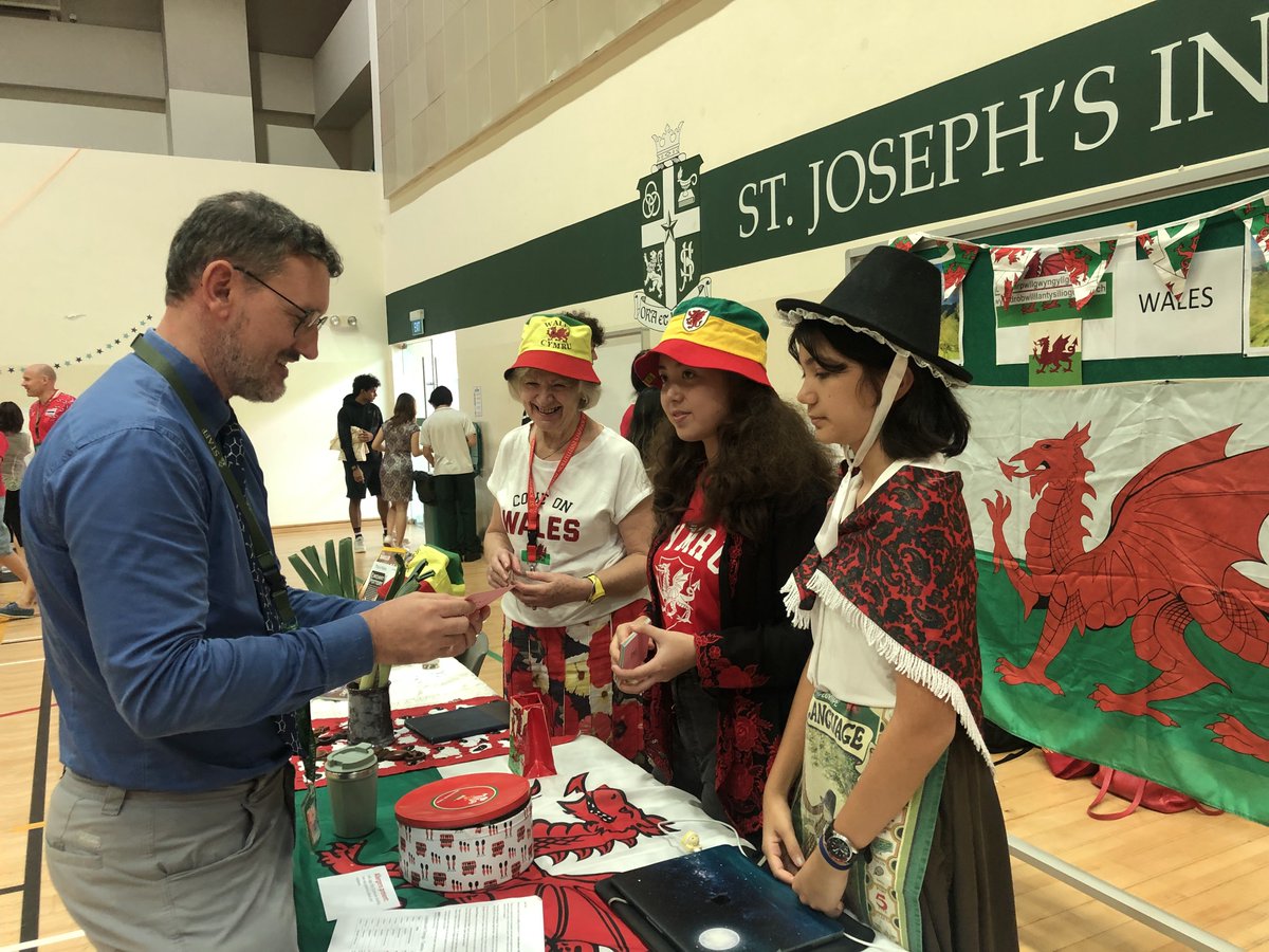 walesintheworld's tweet photo. It fills us with a huge sense of pride to see the Welsh flag flying high throughout all corners of the globe 🏴󠁧󠁢󠁷󠁬󠁳󠁿

6,876 miles away in Singapore, @SJI_Intl hosted a Cultural Carnival which saw students showcase their chosen country to other students, teachers and families 🗺️ https://t.co/w8iaOVHGIh