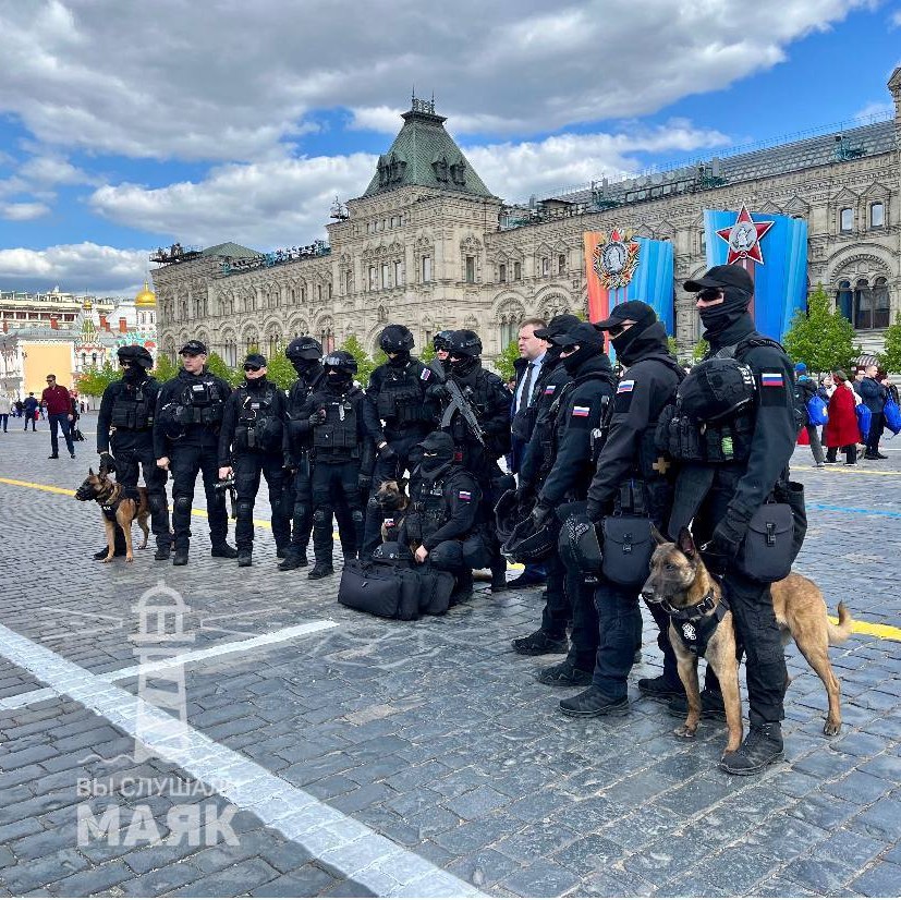 VasilyevaKira's tweet photo. ✌️🇷🇺 Сотрудники ФСО на на Красной площади.

Сотрудники Федеральной службы охраны обеспечивавшие безопасность на Параде Победы.

Спасибо за службу!❤️ https://t.co/ch1UIc8bXt