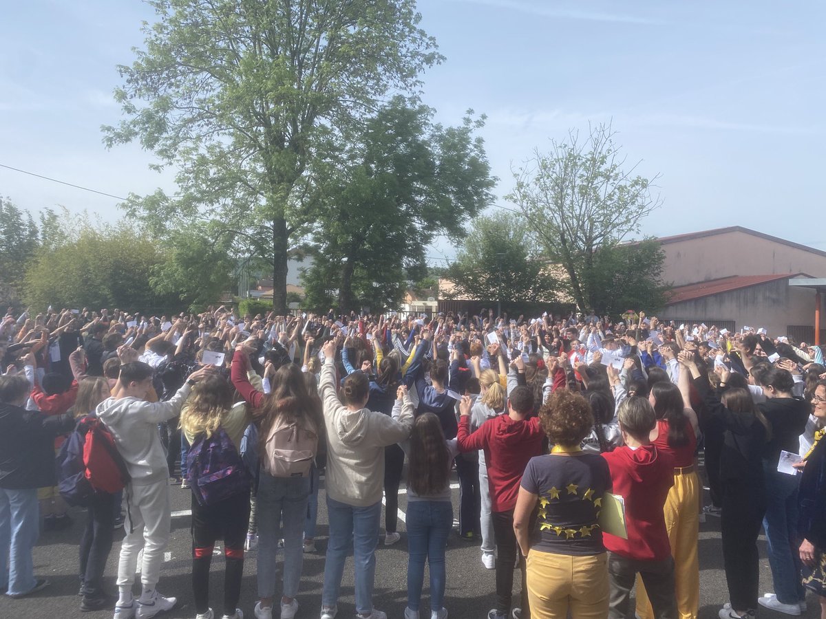 fabienvallier's tweet photo. #9mai au collège des #abrets en Dauphiné. 700 élèves réunis pour fêter l’#Europe et chanter l’ode à la joie. Merci pour cette invitation @patrice_gros https://t.co/cbJVKj80ZV