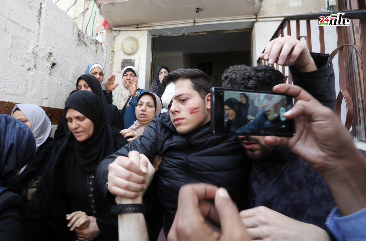 hassaneslayeh's tweet photo. بالصور زوجة الشهيد طارق عزالدين وابنها يودعانه رغم اصابتهما في القصف على منزله بغزة https://t.co/KNlaMiMzGT