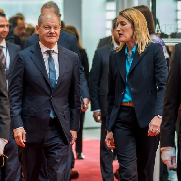 EP_President's tweet photo. Willkommen im @Europarl_DE, @Bundeskanzler @OlafScholz 🇪🇺🇩🇪

Ein Symbol, dass Sie bei uns den #Europatag feiern.

Während sich Europa reformiert, blicken wir weiter auf Deutschland, um mutige Lösungen zu finden &amp; eine Vorreiterrolle zu übernehmen.

Gemeinsam sind wir stärker. https://t.co/Wy9uJ39JwC