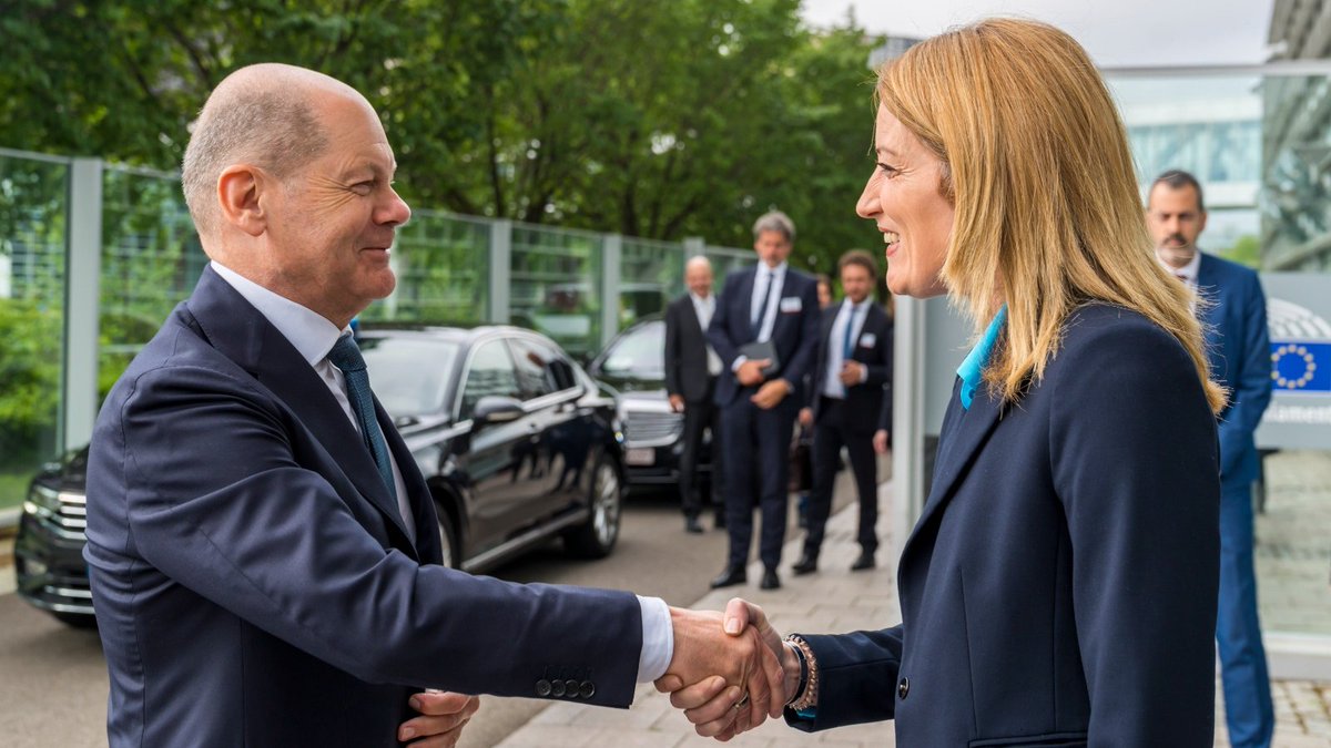 EP_President's tweet photo. Willkommen im @Europarl_DE, @Bundeskanzler @OlafScholz 🇪🇺🇩🇪

Ein Symbol, dass Sie bei uns den #Europatag feiern.

Während sich Europa reformiert, blicken wir weiter auf Deutschland, um mutige Lösungen zu finden &amp; eine Vorreiterrolle zu übernehmen.

Gemeinsam sind wir stärker. https://t.co/Wy9uJ39JwC