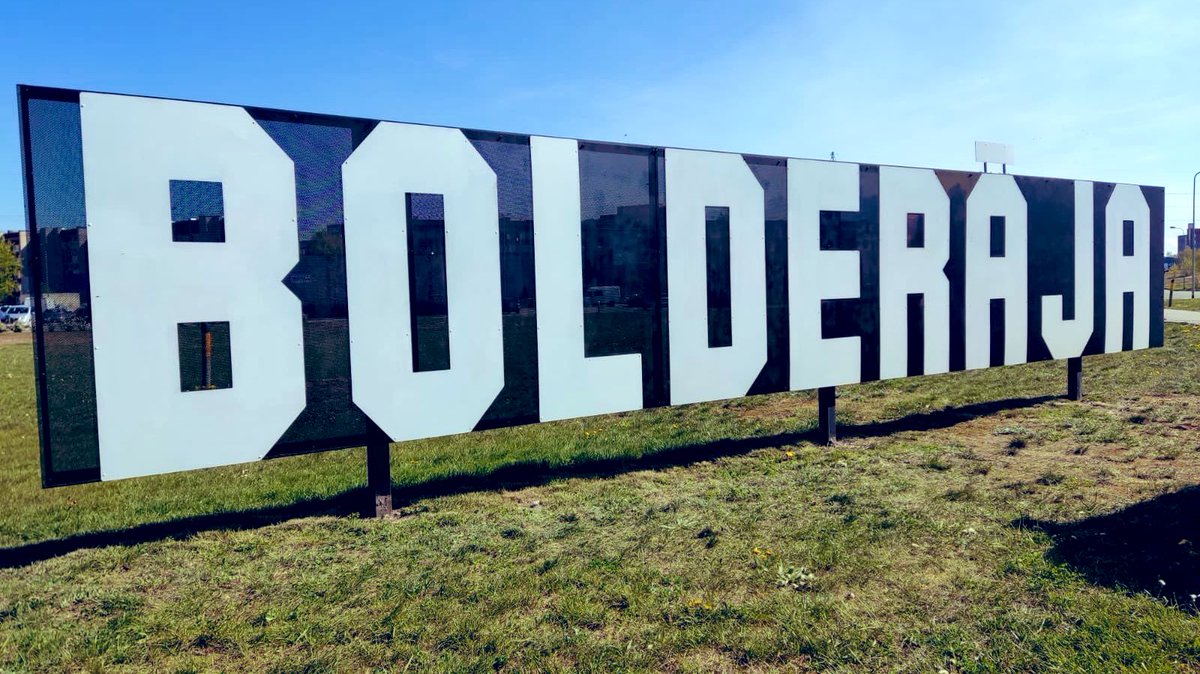 Ķēpājumi operatīvi notīrīti. 

Iedzīvotāju līdzdalības budžeta konkursā atbalstītais vides objekts “B.O.L.D.E.R.Ā.J.A.” atkal izskatās tāds, kādam tam jābūt.

Plašāk par objektu: balso.riga.lv/projekti/bolde…