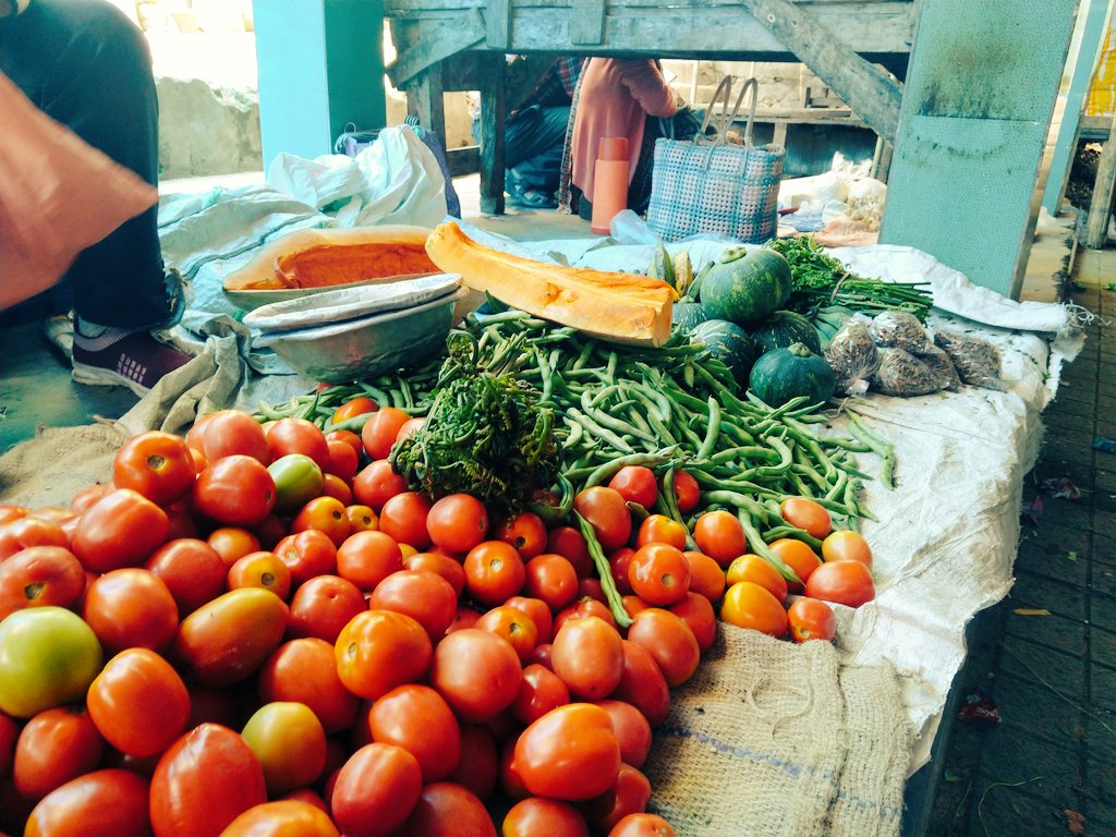 PRAJJWALSINHA's tweet photo. Will this country as red? #haat #kalimpong https://t.co/krK1JpaAdA