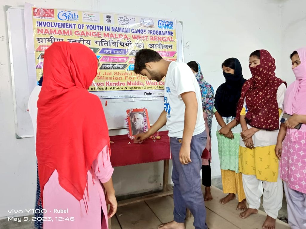 Ganga Doot Members of 98 No Unit of Kaliachak-IIl block celebrating 262 th Birth anniversary of Rabindranath Tagore.
#RabindranathTagore #rabindranathtagorejayanti #rabindrajayanti2023 @Anurag_Office @cleanganganmcg @MoJSDoWRRDGR @Nyksindia @Sujitdpodh @NyksWest @vcnyks_vishnu