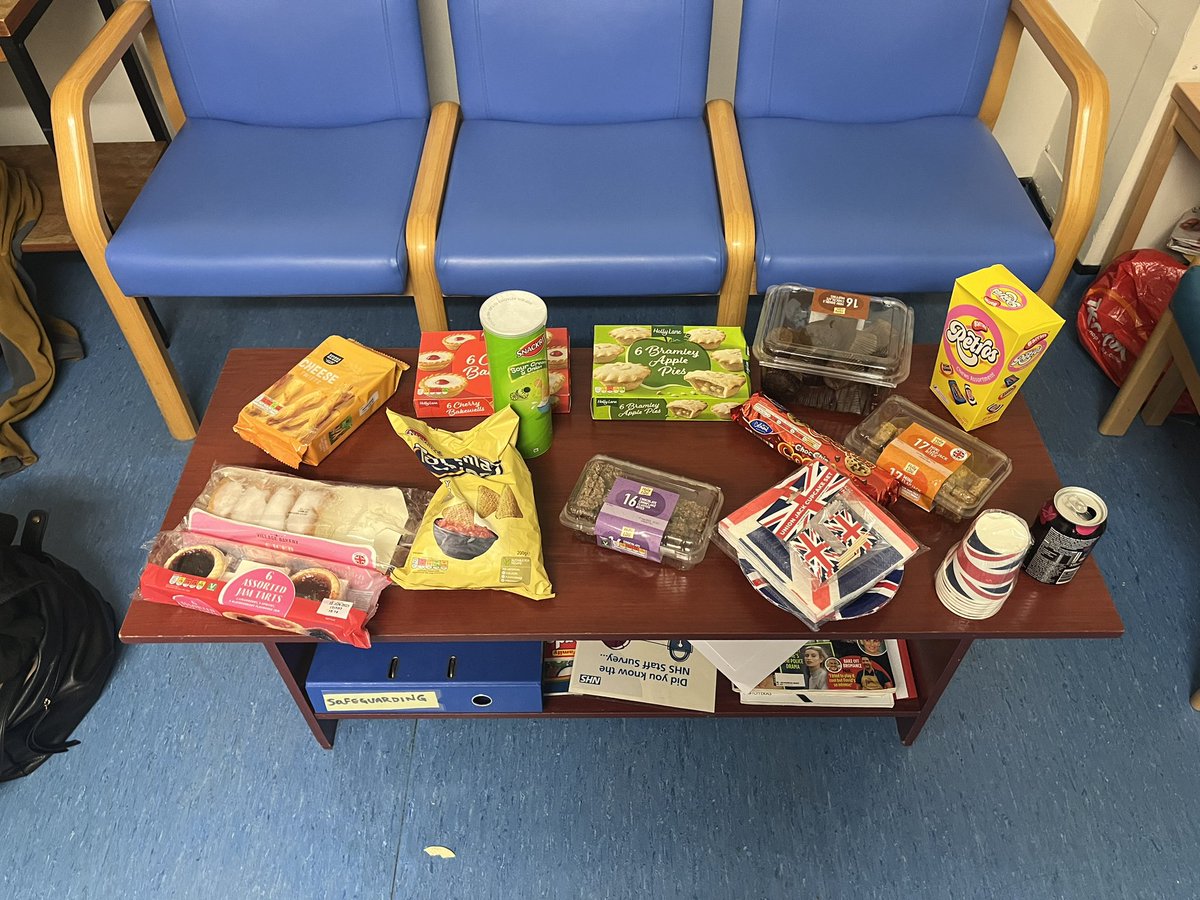 PlymAcuteStroke's tweet photo. #TeamMerrivale celebrating the #Coronation  staff and patient morale boosted with decorations and some staff snacks for everyone to enjoy over the weekend 🇬🇧🥳 @UHP_NHS @AnnJamesNHS @DerrifordNurses https://t.co/T1UStMoExa