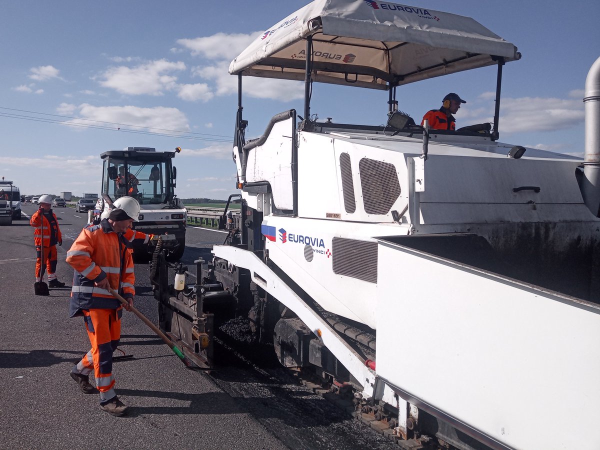 GDDKiA_Katowice's tweet photo. 🌞 Pogoda sprzyja. 👷 Remontujemy punktowo 🛣️ #A4 pomiędzy #Łany i #Kleszczów. Zaczęliśmy też wprowadzanie zmiany organizacji ruchu na potrzeby remontu jezdni w okolicach węzła #Gliwice #Ostropa. Bądźcie uważni. Stosujcie się do ograniczeń prędkości. @GDDKiA https://t.co/7bzmrDDAcN