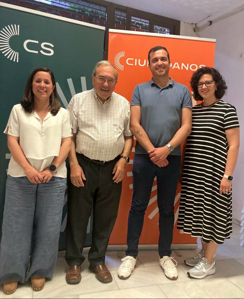 Cs_Baena's tweet photo. 📍En el día de ayer nuestros compañeros Francis Trujillo y José González se reunieron con la Asociación de Familias Numerosas Fanubac 

🟠👉🏻 Estuvieron escuchando sus propuestas e inquietudes acerca de las familias numerosas y su relación con la Administración

#CentradosEnBaena https://t.co/bGXWsp5wTn